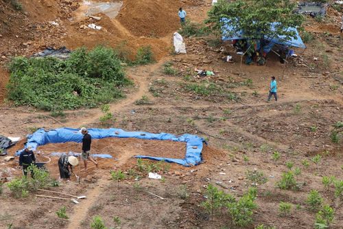 Thủ phủ vàng Bồng Miêu đóng cửa mỏ, 'vàng tặc' vẫn cày xới tan hoang