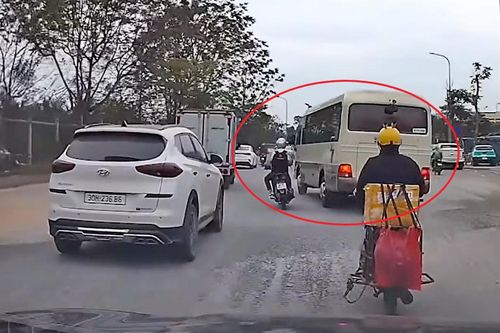 Triệu tập tài xế ô tô 29 chỗ đánh võng, chèn ép xe máy trên Đại lộ Thăng Long