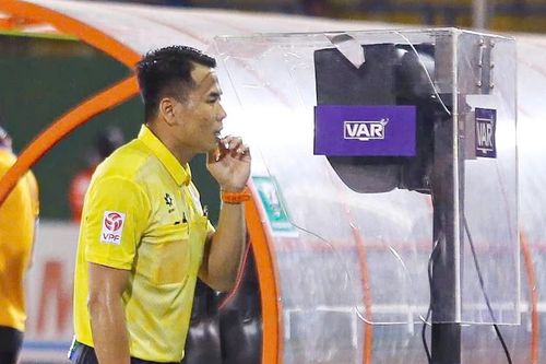 Thổi phạt đền 'ma', trọng tài FIFA bị kỷ luật