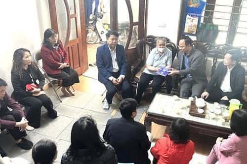 Thăm hỏi, động viên nạn nhân vụ cháy ở phường Thanh Trì (quận Hoàng Mai)