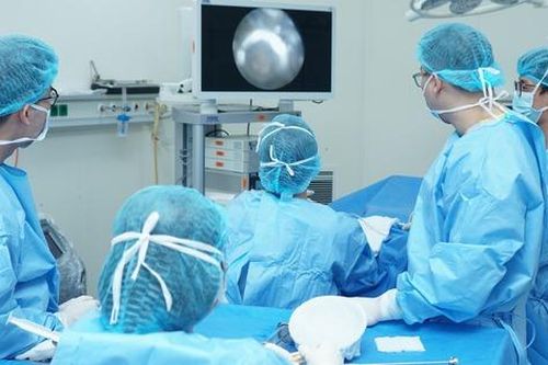 Lần đầu tiên tại Việt Nam, bệnh nhân u phì đại tiền liệt tuyến được phẫu thuật bằng liệu pháp không đau