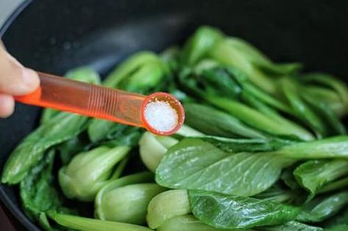Bí quyết xào rau vừa xanh vừa giòn của đầu bếp hàng đầu