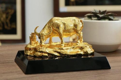 Chọn vật phẩm phong thủy tốt công danh, sự nghiệp cho người mệnh Thổ đặt bàn làm việc và những lưu ý