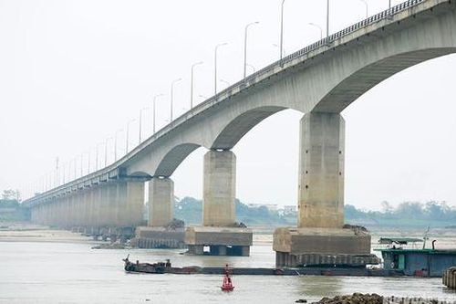 Sông cạn, cầu nghìn tỷ trơ móng