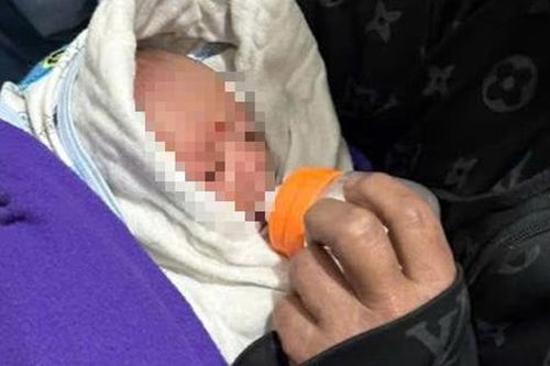 Bé sơ sinh bị bỏ rơi trong đêm cùng lời nhắn của người mẹ: 'Mong chúng ta có duyên sẽ gặp lại...'