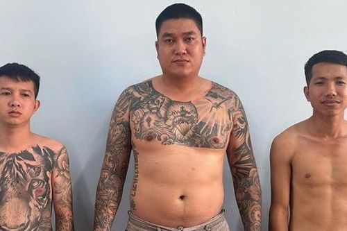Bắt khẩn cấp 3 đối tượng chặn xe, đánh cháu bé 2 tuổi chảy máu mũi