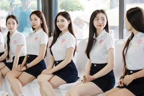 Dàn thí sinh Hoa hậu Việt Nam 2024 được rèn luyện kỹ năng đứng, ngồi, cười