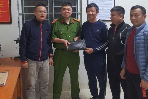 Nhặt được 100 triệu đồng, nhờ Công an phường trả lại cho người đánh rơi
