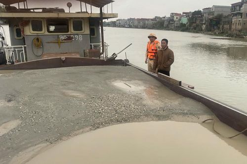 Bắt giữ tàu vận chuyển khoáng sản trái phép