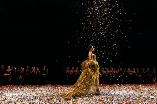 Hoa hậu Lương Thùy Linh giữ vị trí 'vơ đét' trong show của NTK Lê Thanh Hòa
