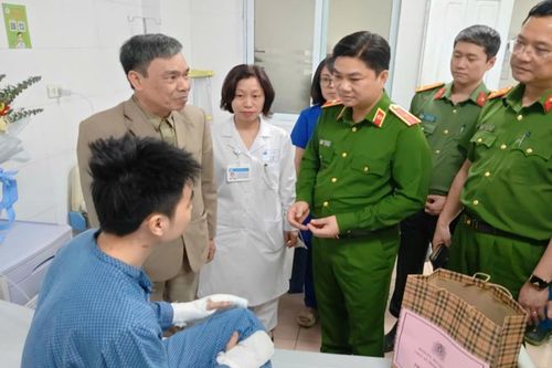 Lãnh đạo Công an thành phố Hà Nội thăm hỏi chiến sĩ Cảnh sát PCCC&CNCH bị thương khi làm nhiệm vụ