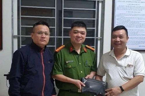 Công an phường Hoàng Liệt trao trả 103 triệu đồng cho người đánh rơi
