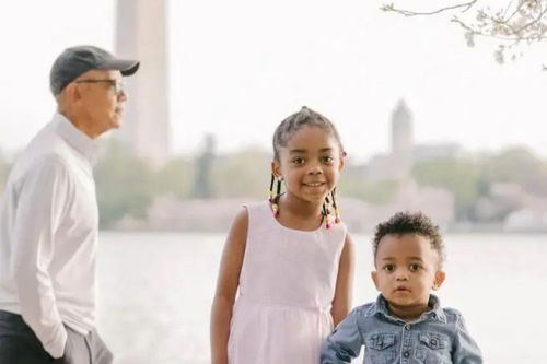 Bức ảnh gây sốt vì ông Obama vô tình xuất hiện như người qua đường