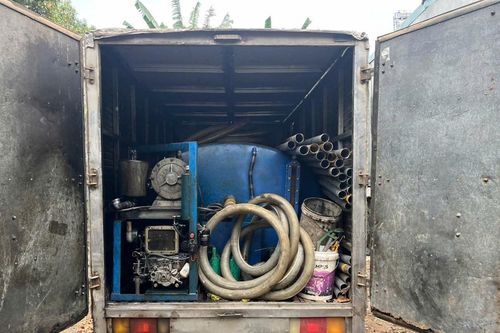 Xe hút hầm cầu vừa xong, tài xế cho đổ thẳng ra sông