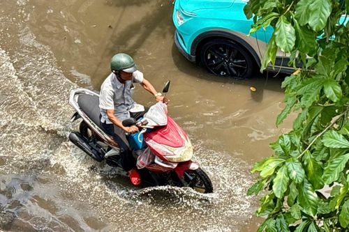 Người dân TP.HCM 'trở tay không kịp' khi triều cường dâng cao mùa khô