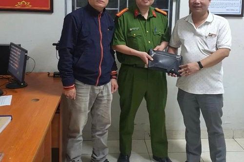 Công an phường Hoàng Liệt trao trả 110 triệu đồng cho người bị mất