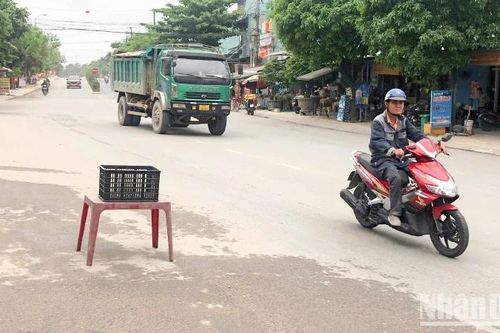 Xe tải chở vật liệu nối đuôi nhau trên đường phố Tam Kỳ tiềm ẩn mất an toàn giao thông