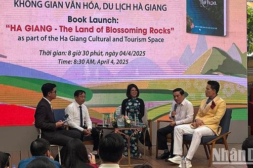 Ra mắt cuốn sách 'Hà Giang - miền đá nở hoa'