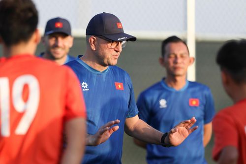 HLV Cristiano Roland: 'U17 Việt Nam sẽ vào trận như bước vào chung kết'