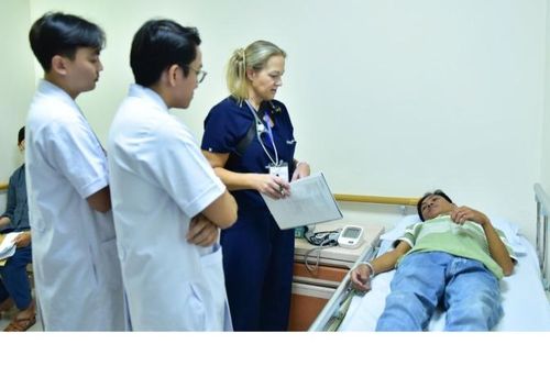 Miễn phí thay khớp háng cho 50 bệnh nhân có hoàn cảnh khó khăn