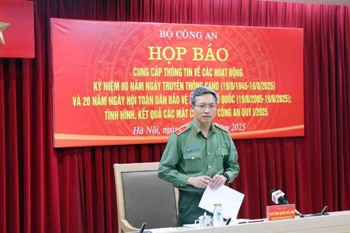 Khởi tố Hằng 'du mục' và Quang Linh Vlog