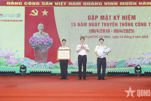 Cảng Tân Cảng Hiệp Phước đón nhận Bằng khen của Bộ Quốc phòng