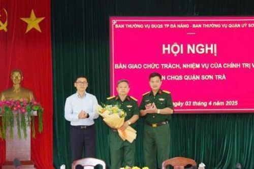 Bàn giao Chính trị viên Ban Chỉ huy Quân sự quận Sơn Trà