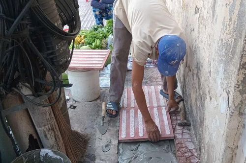 TPHCM điều chỉnh lối đi cho người khiếm thị trên đường Minh Phụng, quận 6