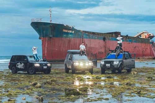 Ninh Thuận: Kiểm tra, xử lý nghiêm nhóm du khách điều khiển ô tô 'cày nát' bãi rêu