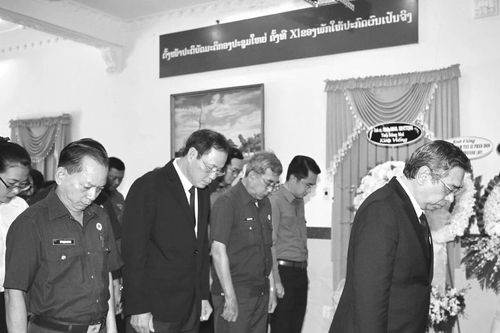Đoàn Ủy ban MTTQ Việt Nam TPHCM viếng đồng chí Khamtay Siphandone