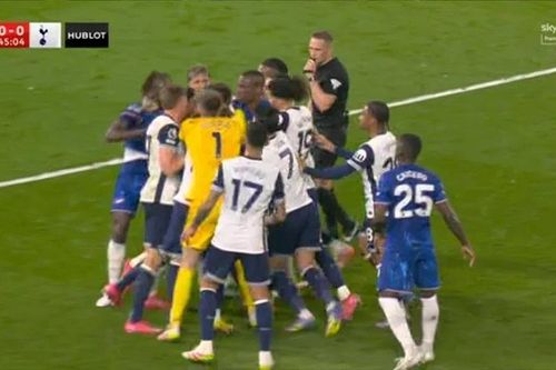 Chùm ảnh: Cận cảnh màn xô xát dữ dội ở trận derby London