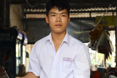 Nghị lực vượt khó của nam sinh nghèo, bệnh tật ở Cà Mau