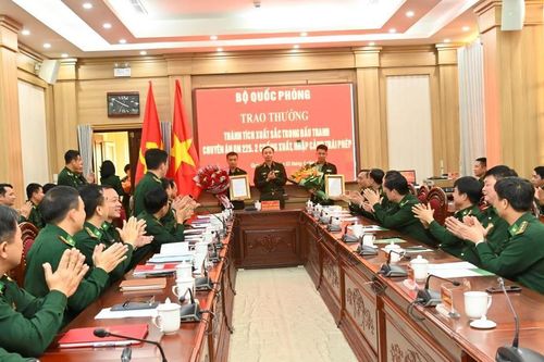 Khen thưởng lực lượng đấu tranh thành công Chuyên án QN 225.2, triệt phá đường dây tổ chức đưa dẫn người xuất, nhập cảnh trái phép