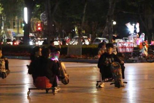 Hiểm họa khó lường từ việc trẻ em điều khiển xe điện tốc độ cao trong công viên