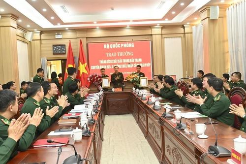 Thường trực 1389 Bộ Quốc phòng thưởng nóng Bộ đội Biên phòng Quảng Ninh