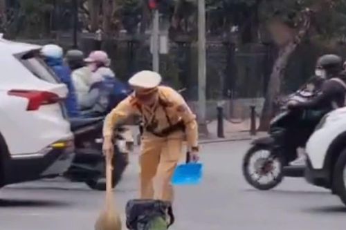 Hình ảnh đẹp của chiến sĩ CSGT Hà Nội được người dân tán dương