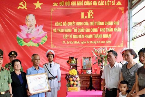 Trao Bằng 'Tổ quốc ghi công' cho thân nhân liệt sĩ Nguyễn Phạm Thành Nhân