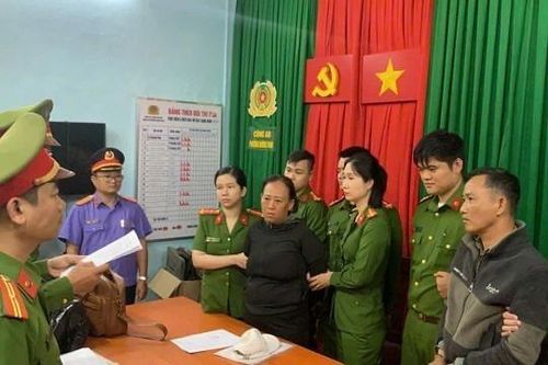 Bắt quả tang hai đối tượng làm giả hàng loạt giấy phép lái xe