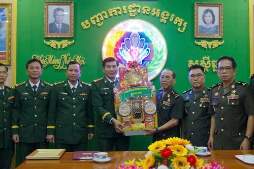Bộ đội Biên phòng tỉnh An Giang chúc Tết Chol Chnam Thmay lực lượng vũ trang Vương quốc Campuchia