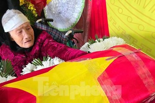 Mẹ 104 tuổi nghẹn ngào đón hài cốt con liệt sĩ sau nửa thế kỷ tìm mộ