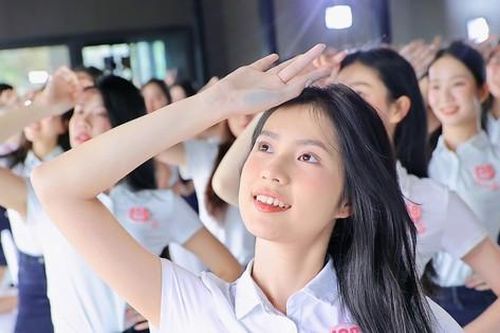 Theo chân thí sinh Hoa hậu Việt Nam ở phòng tập phong thái