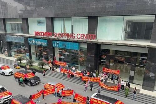 Dân chung cư Hà Nội dàn ô tô băng rôn đòi 'sổ đỏ'