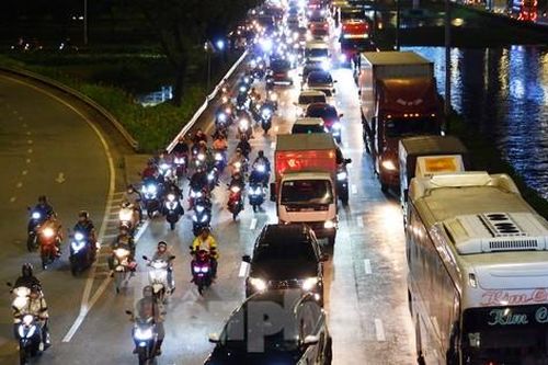 Xe cộ xếp hàng cửa ngõ TPHCM trong chiều tối trước kỳ nghỉ giỗ Tổ