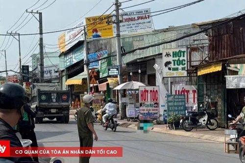 Người đàn ông chết trong tư thế ngồi úp mặt xuống đường