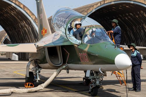 Những 'bác sĩ' chăm sóc dàn tiêm kích biểu diễn dịp 50 năm thống nhất đất nước