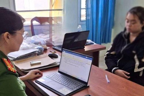 Tạm giữ hình sự bảo mẫu 26 tuổi đánh, tát liên tục vào đầu bé gái