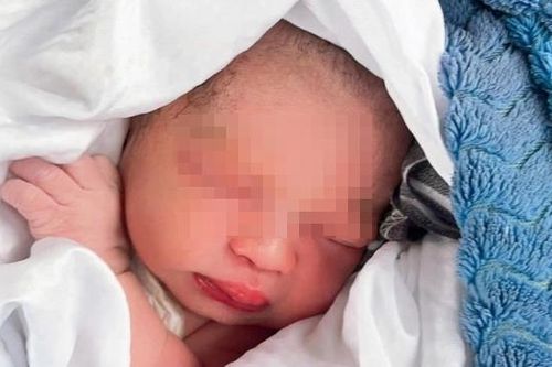 Hoàn cảnh đặc biệt của bé gái 2,6kg đẻ rơi trên thảm cỏ lề đường