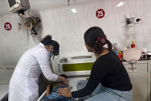 Bất ngờ với 2 dị vật nằm trong đường thở của bé trai 6 tuổi