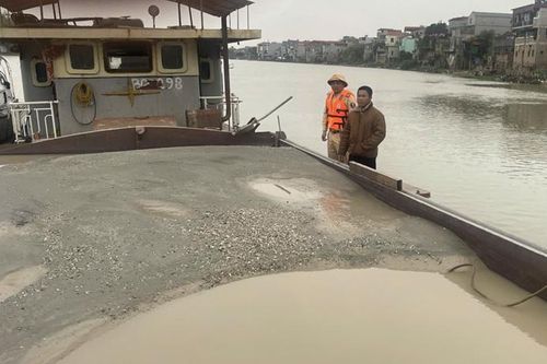 Bắt giữ tàu vận chuyển cát không có hóa đơn, chứng từ