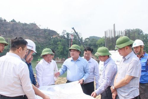 Phó Chủ tịch UBND tỉnh Phùng Thành Vinh làm việc với huyện Đô Lương về sắp xếp đơn vị hành chính và xây dựng chính quyền địa phương 2 cấp